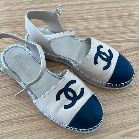 CHANEL flat sandals. Size 38. Worn only few times. - Picture 2 of 5